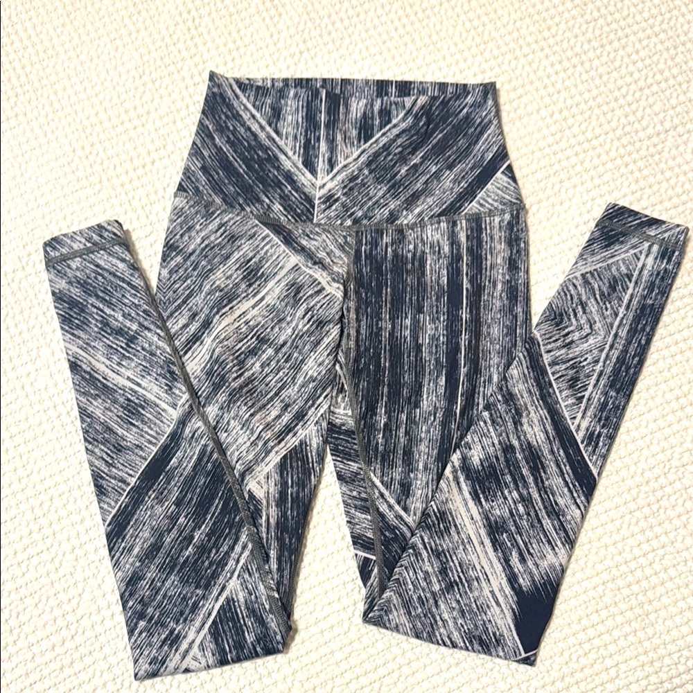 Lululemon athletica printed leggings high waist roll
Down black white 4